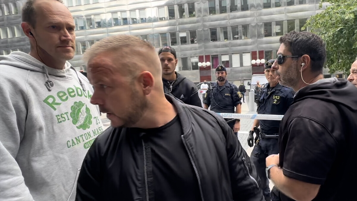 İsveçli adam, Kur’an-ı Kerim’in yakılmasına karşı çıktı: Bizimle bir oyuncak gibi oynuyorlar