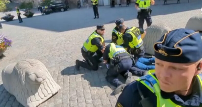 İsveç’te ‘Kur’an’ı yakmayı durdurun’ protestosuna polis müdahale etti