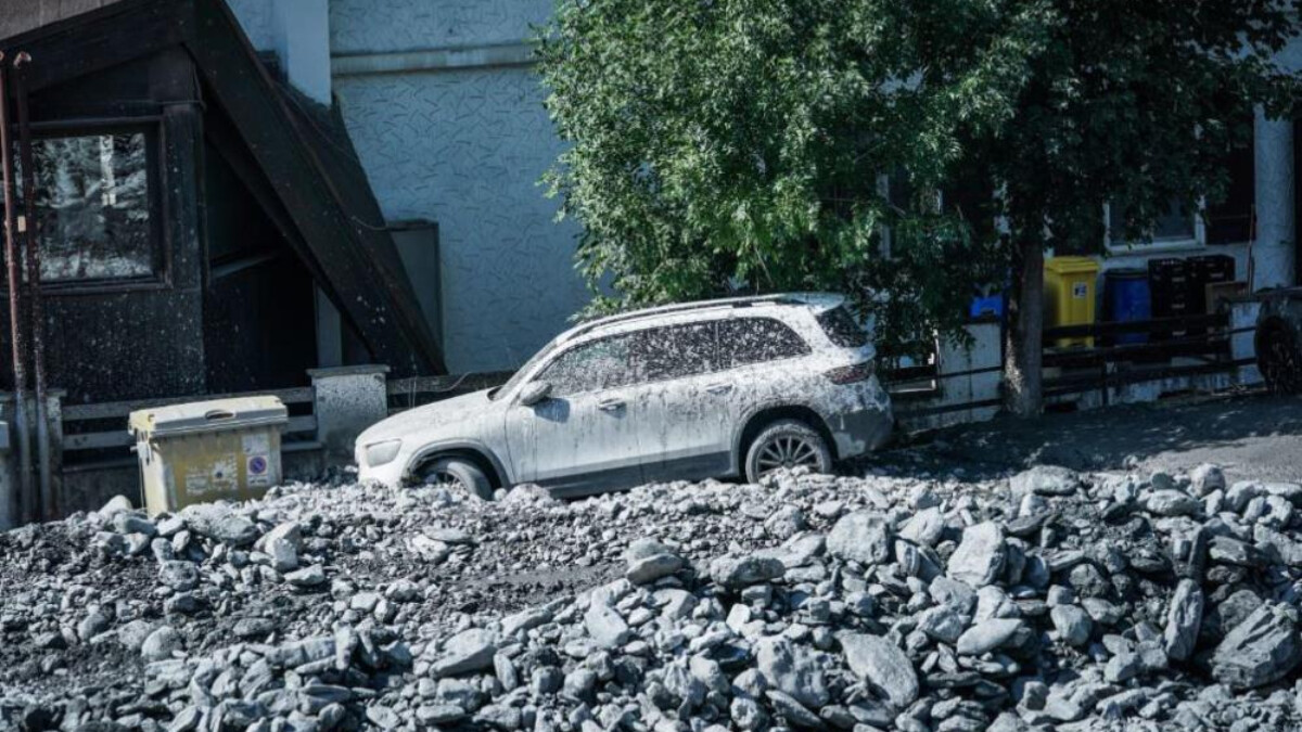 İtalya’da nehir taştı, sokaklar çamurla kaplandı