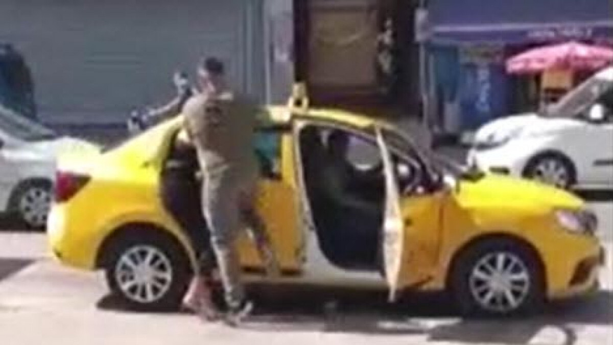 İzmir’de boşanma aşamasındaki eşi sokak ortasında darbetti