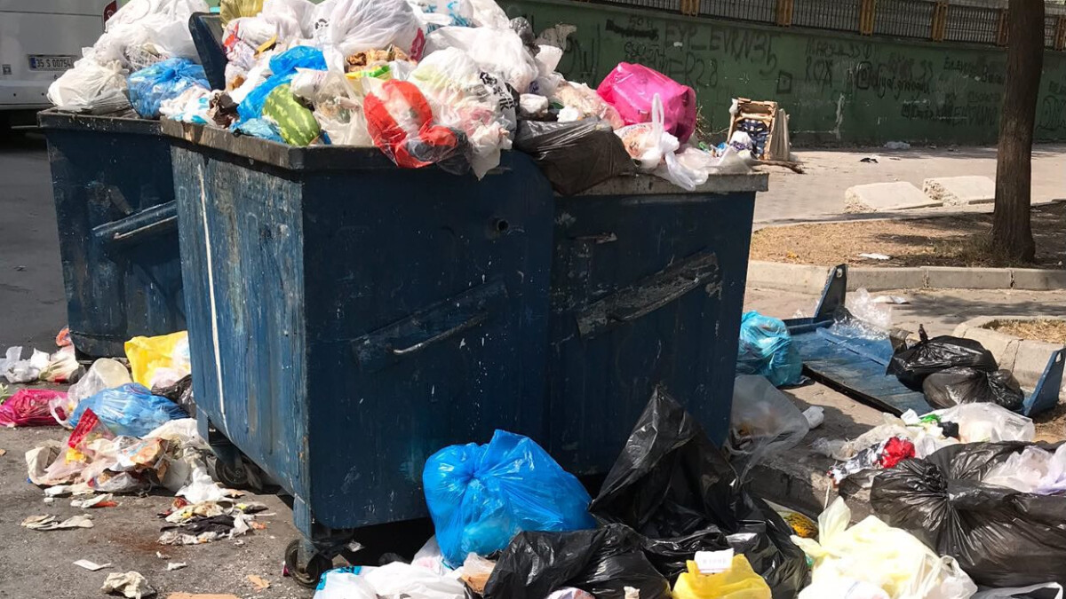 İzmir’de çöp dağları oluştu: Vatandaşlar kokudan şikayetçi