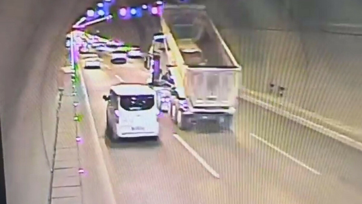 İzmir’de damperi açık kalan kamyon tünelde levhalara çarptı