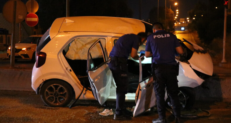 İzmir’de hızını alamayan otomobil refüje çarpıp alev alev yandı: Kendi kanında boğulacaktı