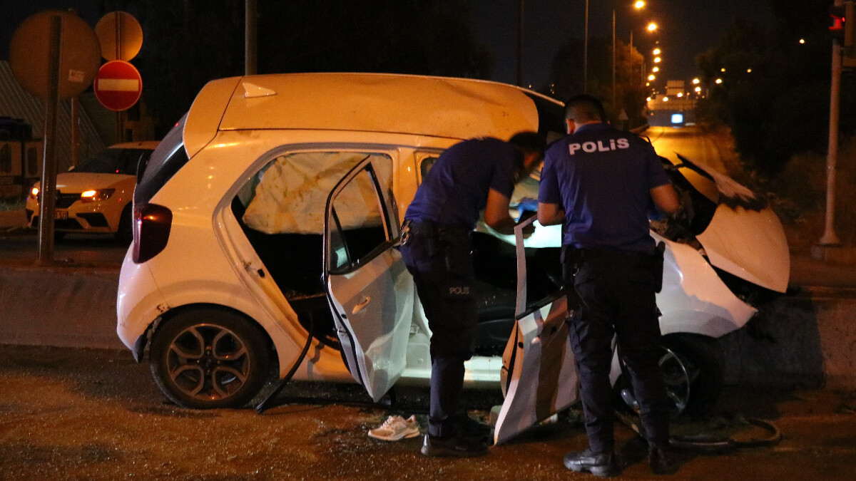 İzmir’de hızını alamayan otomobil refüje çarpıp alev alev yandı: Kendi kanında boğulacaktı