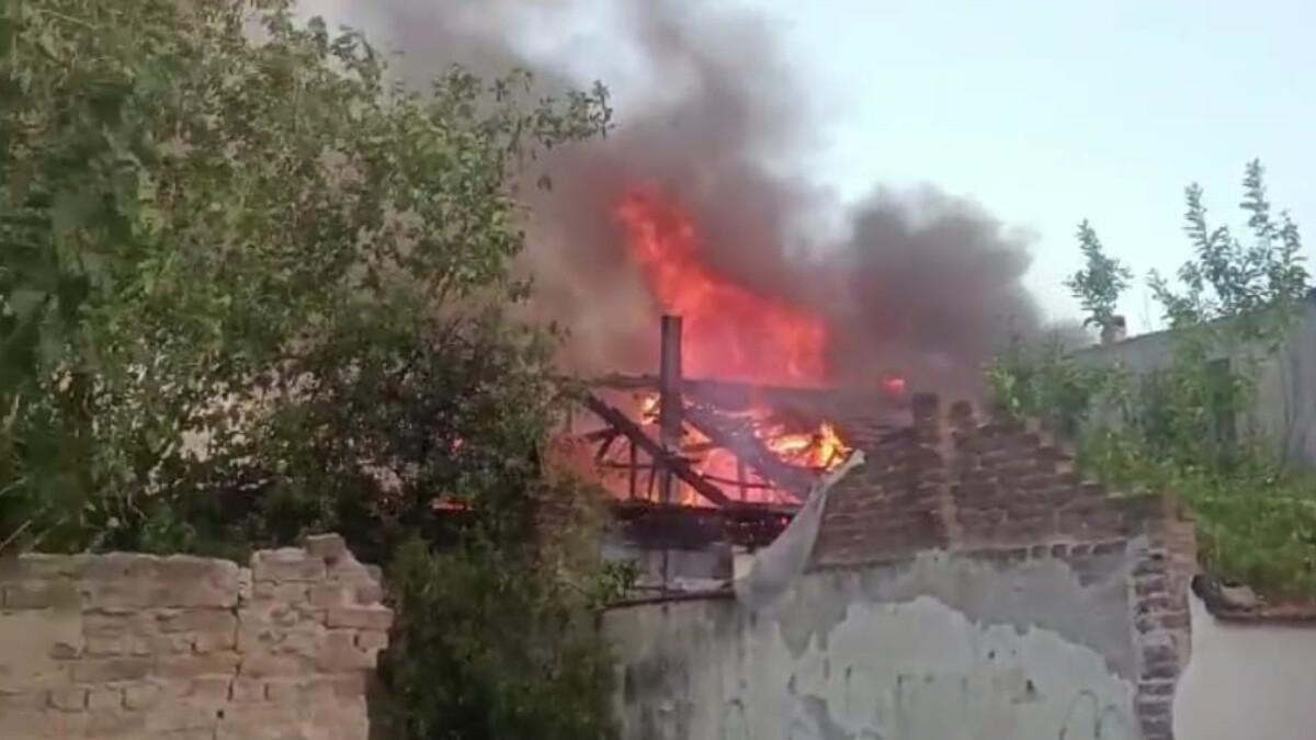 İzmir’de metruk binada başlayan yangın 4 eve hasar verdi