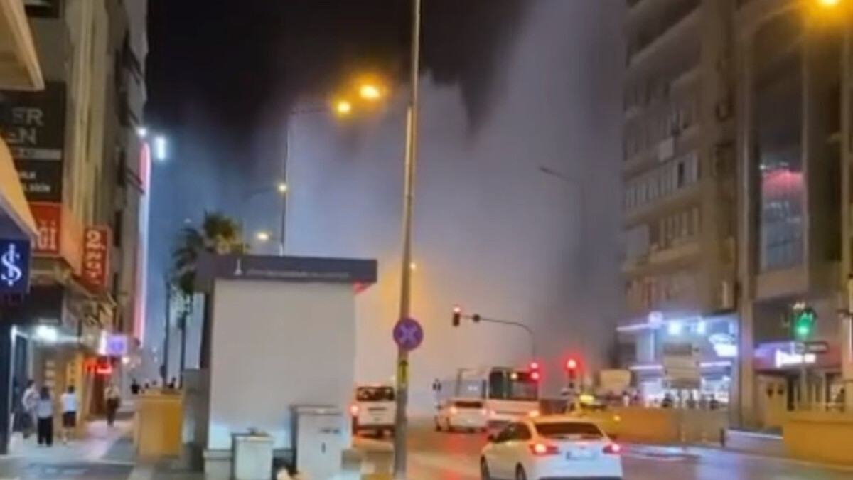 İzmir’de su borusu patladı: Caddeler göle döndü