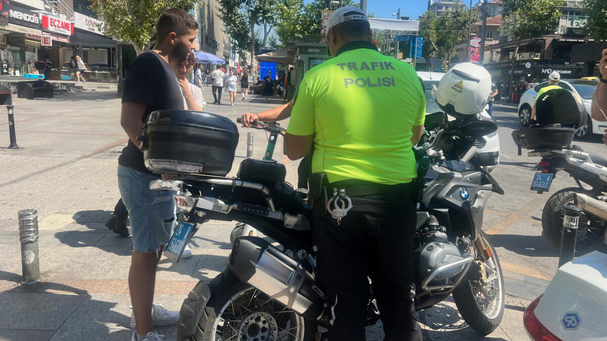 Kadıköy’de skuter denetiminde ceza yiyen kadından polislere: Yazıklar olsun