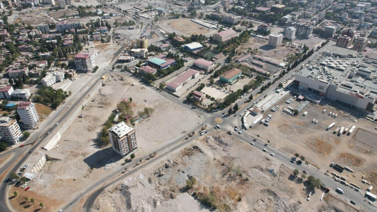 Kahramanmaraş’ta 1400 kişiye mezar olan Ebrar Sitesi’nin enkazı tamamen kaldırıldı