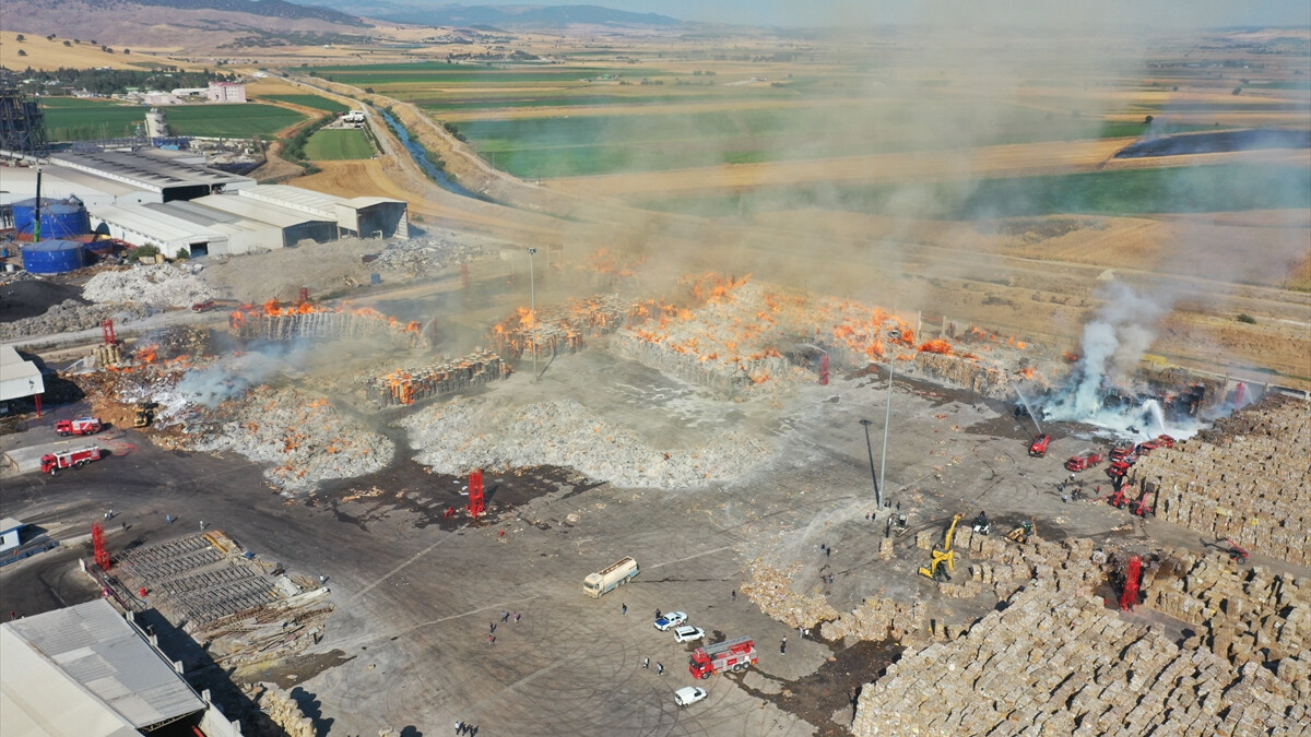 Kahramanmaraş’ta yangın paniği! Geri dönüşüm fabrikası alevlere teslim oldu