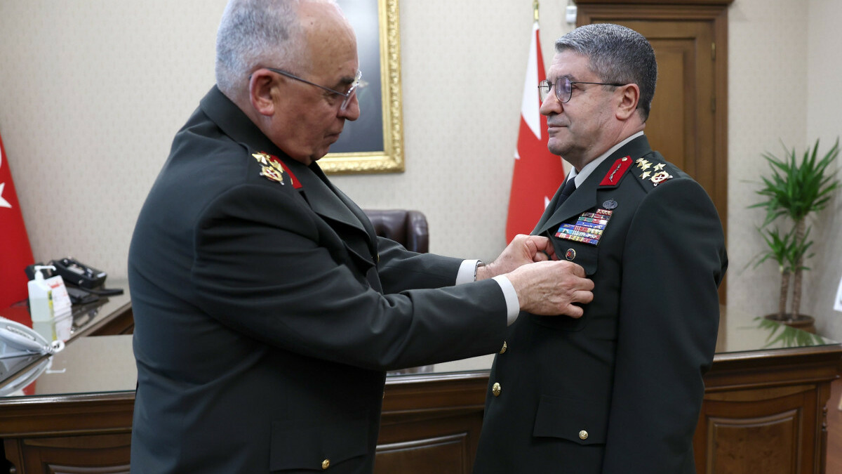 Kara Kuvvetleri Komutanlığı’nda devir-teslim: Musa Avsever görevini Selçuk Bayraktaroğlu’na devretti