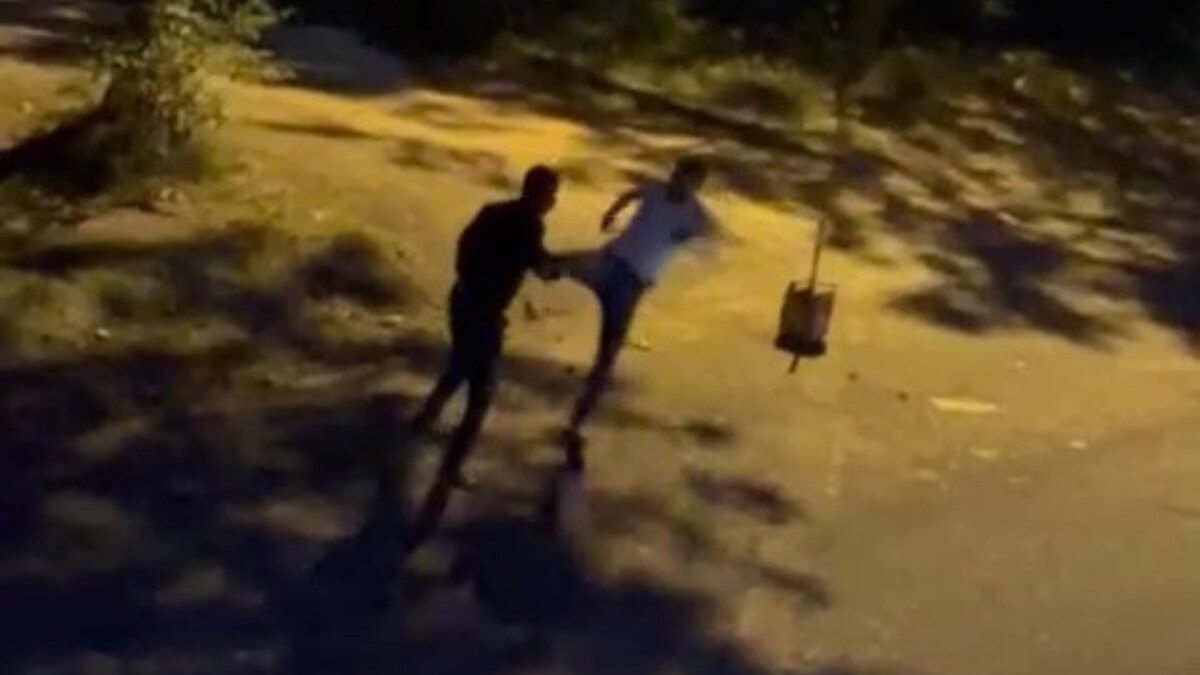 Karabükte Afrikalı genci dakikalarca tekme tokat dövdü