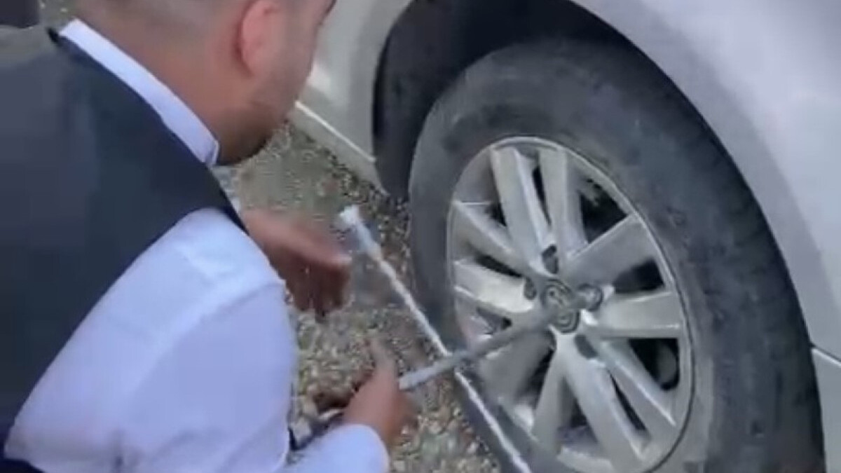 Karabük’te düğün konvoyunu durdurup damada lastik değiştirttiler