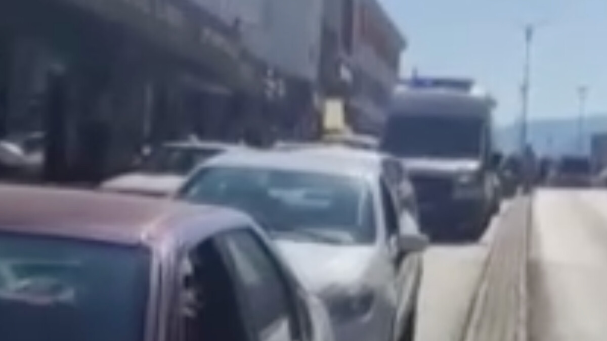 Karabük’te hastaya giden ambulans hatalı park yüzünden ilerleyemedi