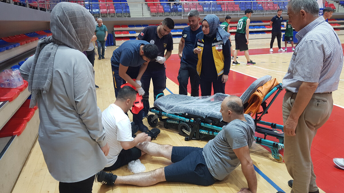 Karabük’te sahaya atlayan sporseverin bileği kırıldı