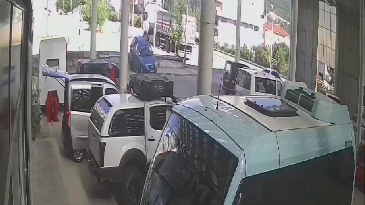 Karabük’te yolu şaşıran araç sürücüsü merdivenden indi