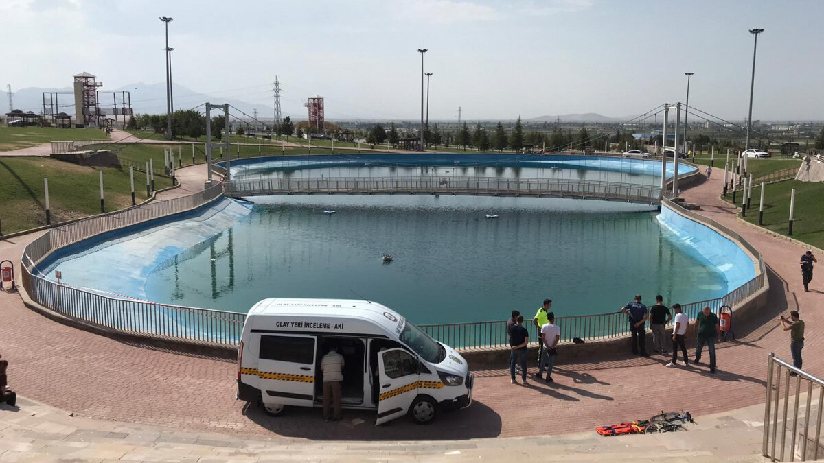 Karaman’da süs havuzuna giren kardeşler boğulma tehlikesi geçirdi