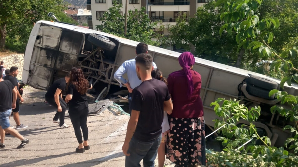 Karaman’da tur otobüsü devrildi: 3’ü ağır 26 yaralı