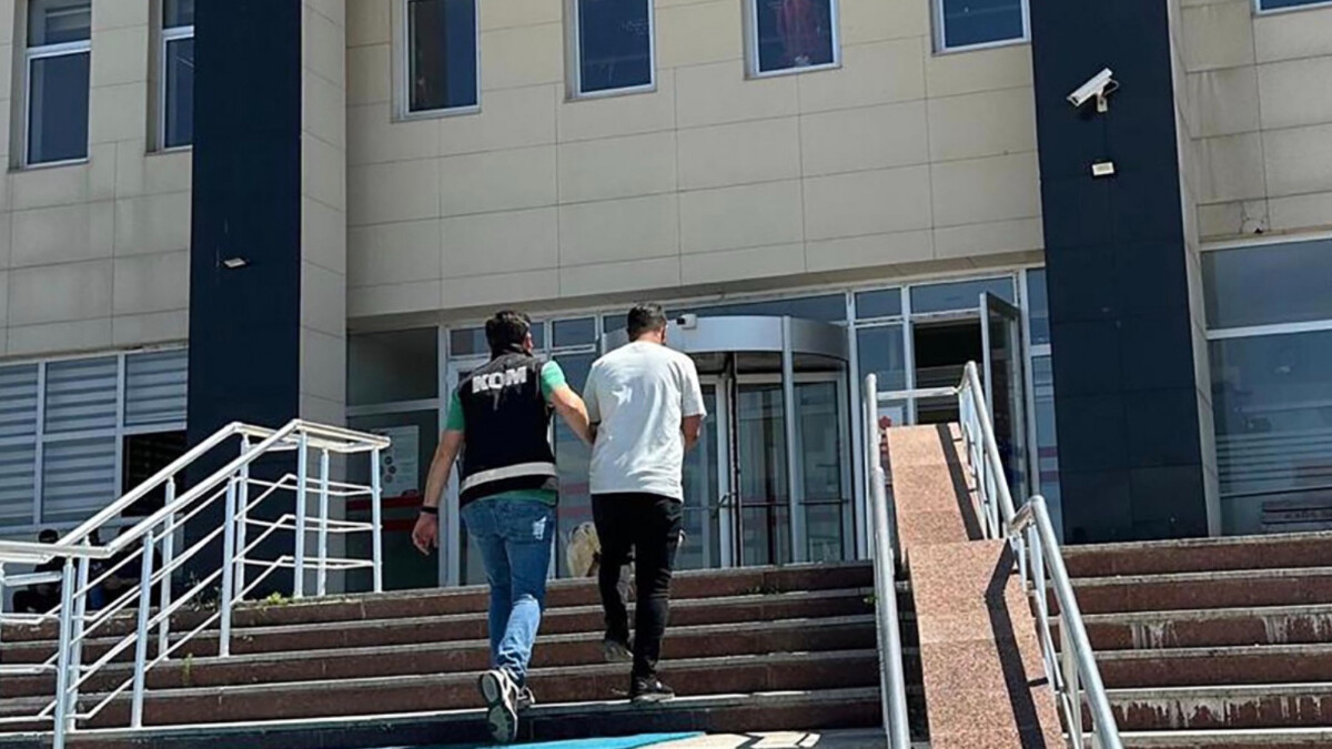 Kars’ta ehliyet sınavında kameralı kopya düzeneğine suçüstü