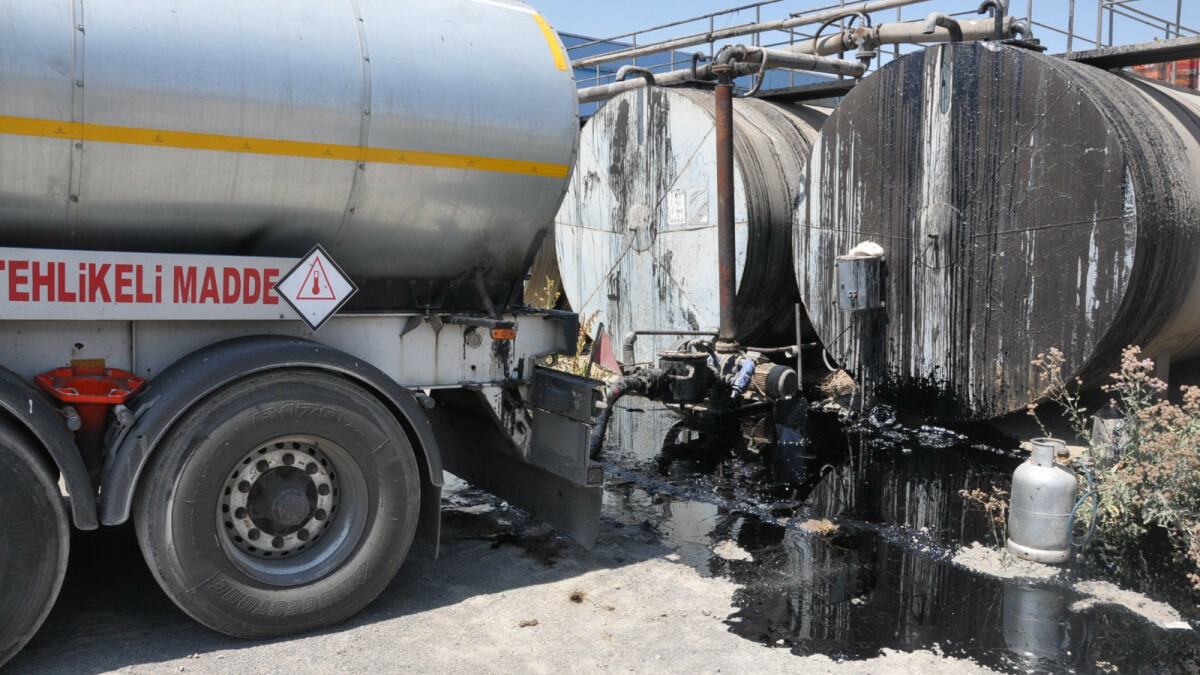 Kars’ta tankerden boşaltılan sıcak zift işçilerin üzerine sıçradı: 3 ağır yaralı