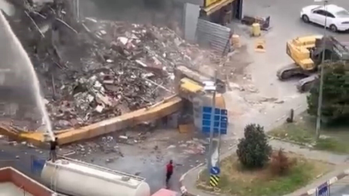 Kartal’da iş makinesi devrildi