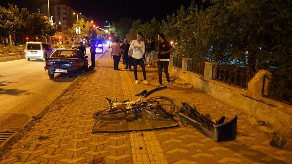 Kastamonu’da kaldırımda bisiklet süren gençlere otomobil çarptı: 1’i ağır 2 yaralı