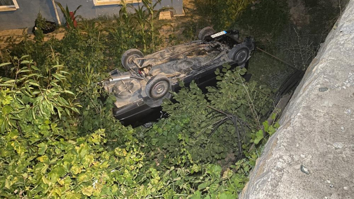 Kastamonu’da otomobil 7 metrelik istinat duvarından bahçeye uçtu