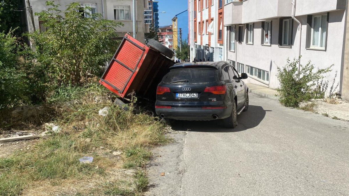 Kastamonu’da otomobil ile römorka çarpan araç, duvarı yıktı