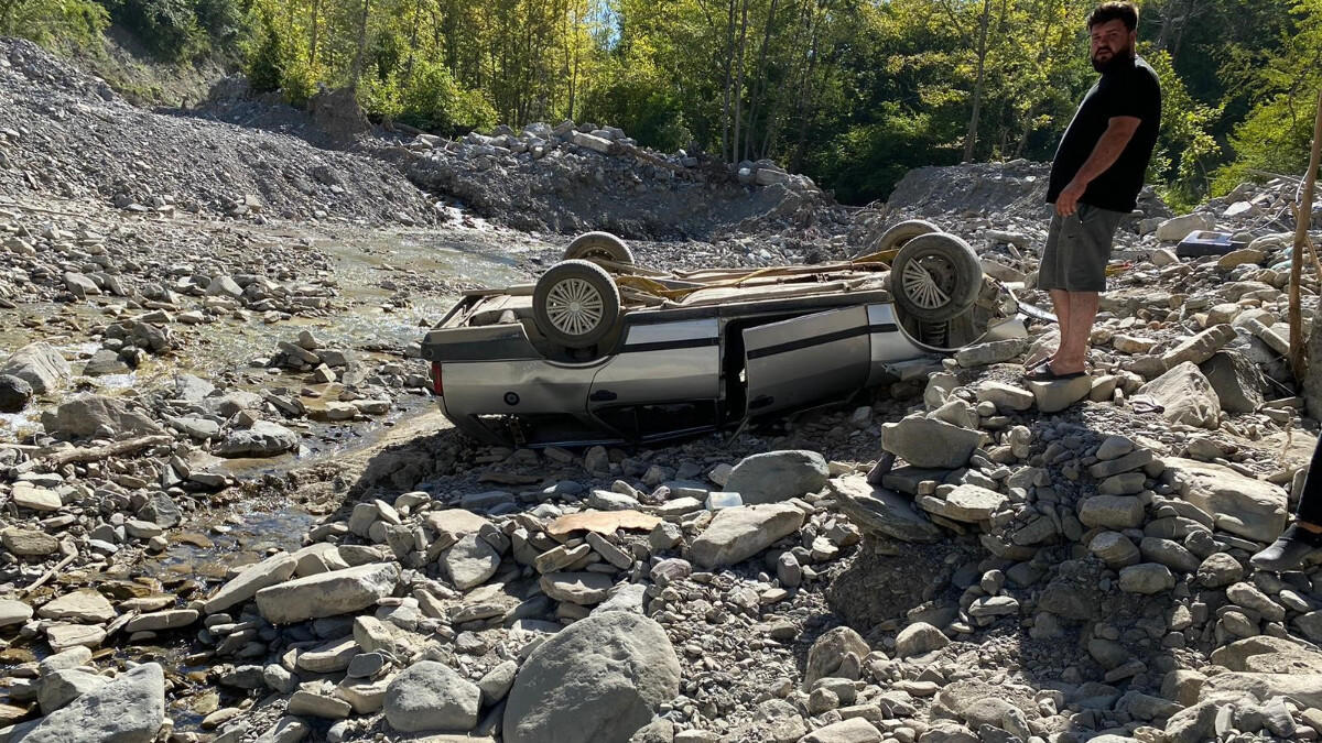 Kastamonu’da virajı alamayan otomobil dereye uçtu