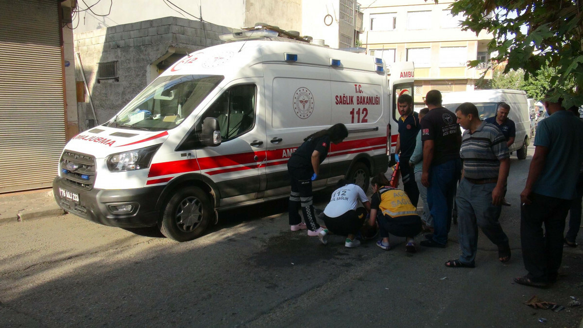 Kilis’te park edilindeki otomobile çarpıp yaralandı