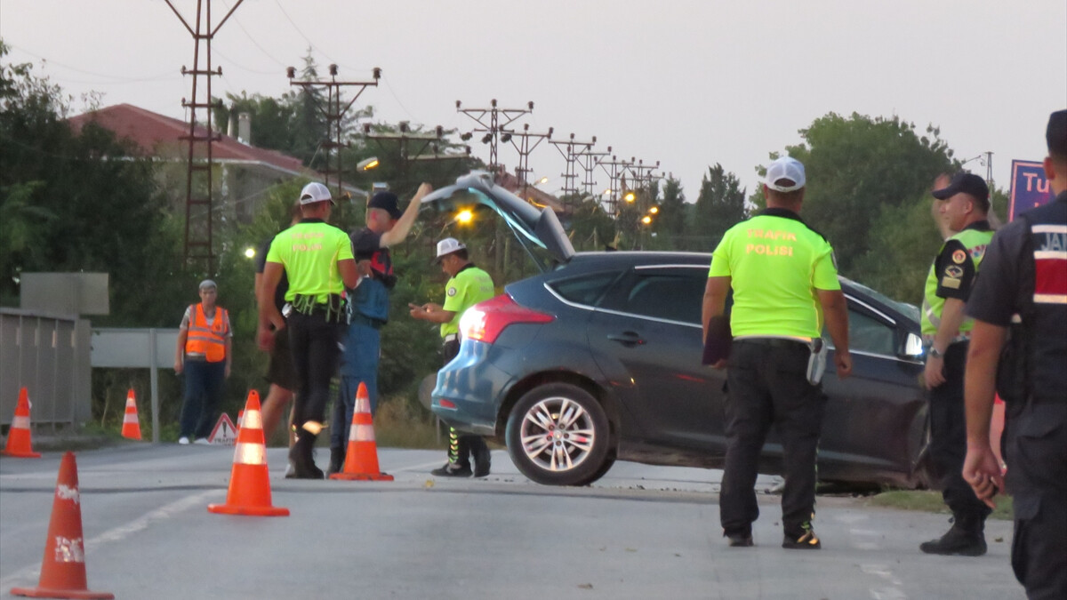 Kırklareli’nde köprü korkuluğuna çarpan otomobildeki çocuk öldü