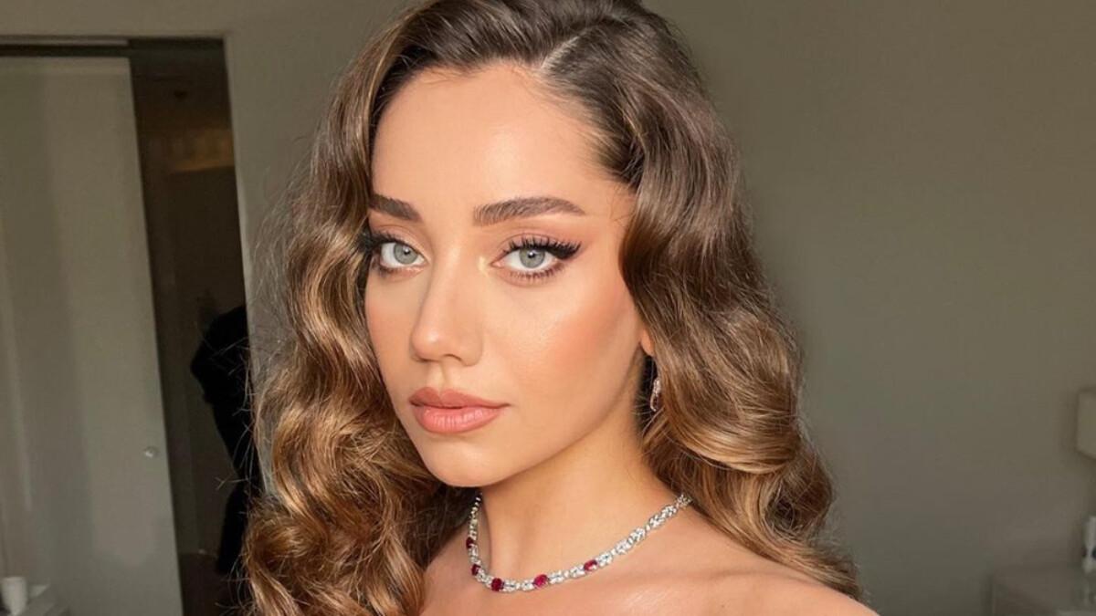 Kısmet dizisinin Melike’si Özge Özacar pembelere büründü! “En tatlı Barbie”