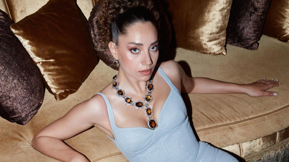 Kısmet dizisinin Melike’si Özge Özacar’dan otopark pozları! Pembe minisiyle cesurlaştı…