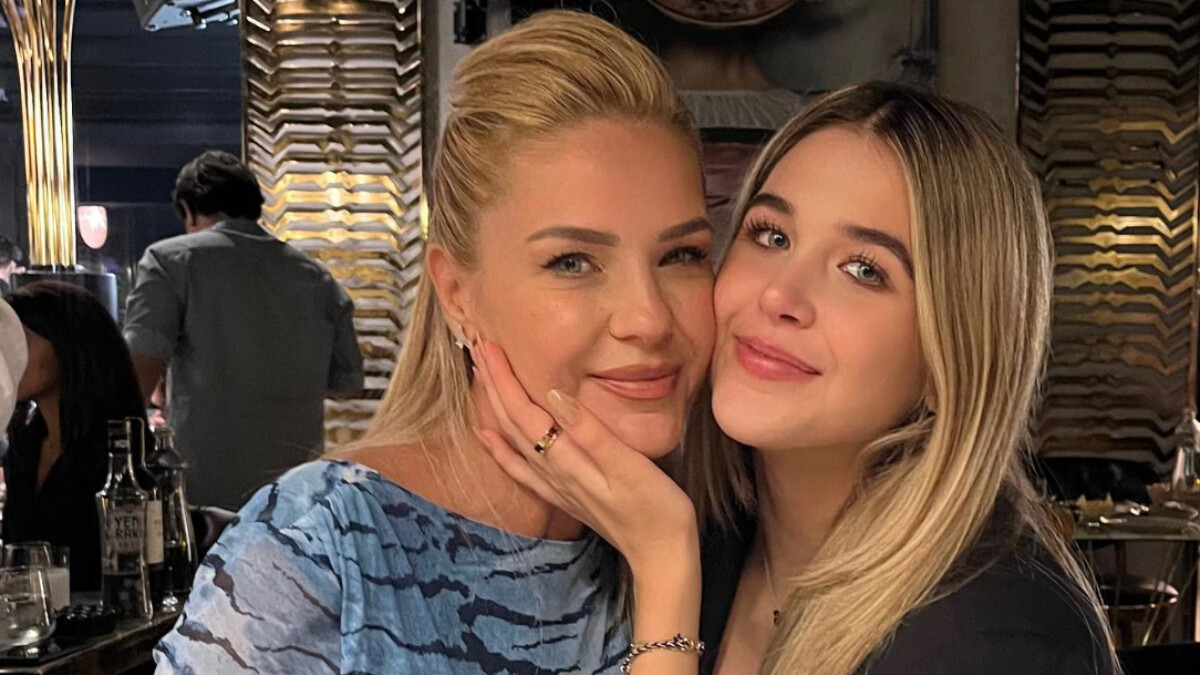 Kızı güzelliğiyle büyüledi! Emine Ün’ün kızını görenler şaşkınlığını gizleyemedi: ‘İkiz gibisiniz’