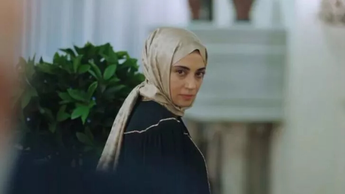 Kızılcık Şerbeti’nin Nursema’ı sandalye üzerinde poz verdi! Bacak dekoltesi olay oldu