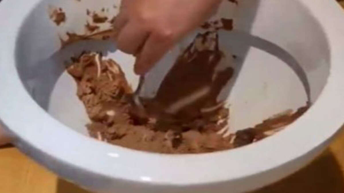 Klozette tatlı sunumu pes dedirtti! Kaşık kaşık yediler…