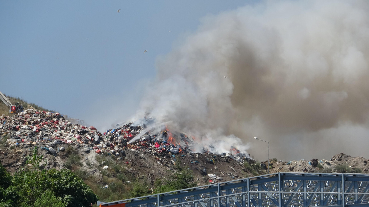 Kocaeli’de çöp döküm sahası alevlere teslim oldu