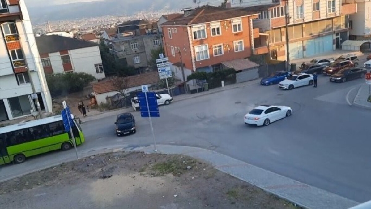 Kocaeli’de magandalar halk otobüsünün önünü kesip drift yaptı