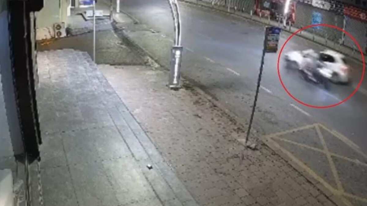 Kocaeli’de motosikletle çarpışan otomobilin kaçtığı anlar kameraya yansıdı