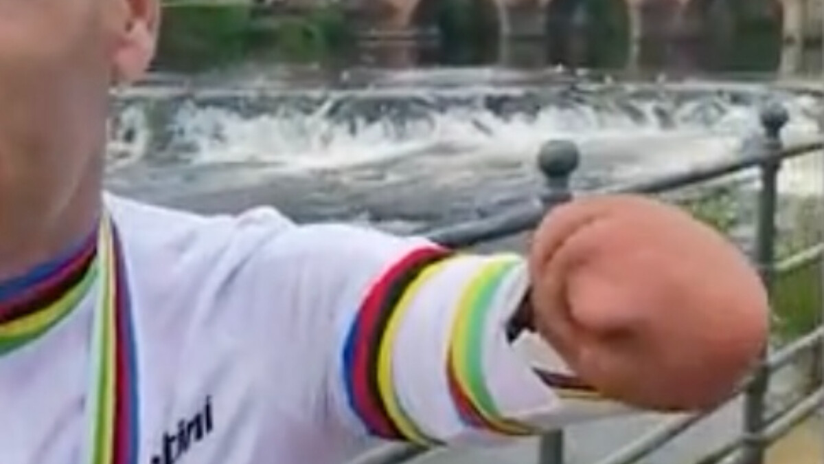 Kolları olmayan bisikletçi kendisine hediye edilen saatle poz verdi