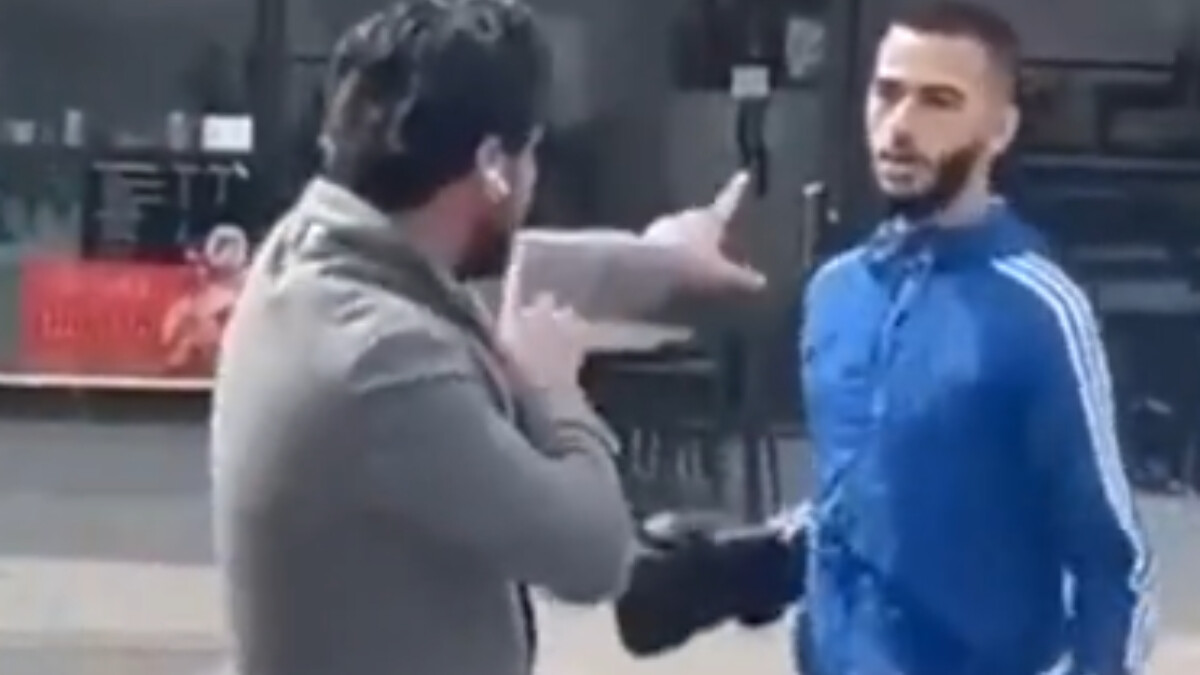 Kur’an-ı Kerim yakan provokatör, Müslüman gençten dayak yedi