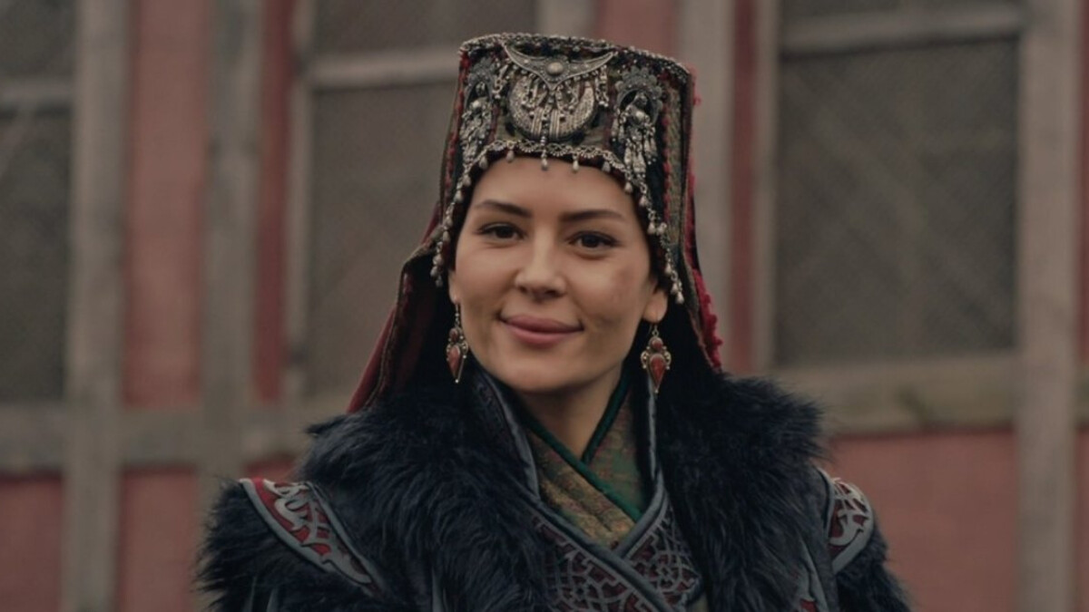 Kuruluş’un Malhun Hatun’u sırt dekoltesiyle güneşe döndü, nefesler kesildi! “Özlettin”