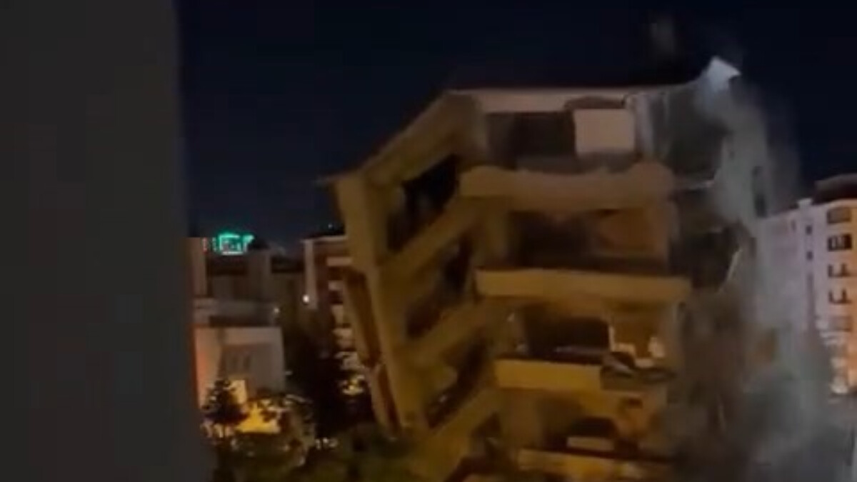 Malatya depremi sonrasında Elazığ’daki ağır hasarlı bina tek darbe ile yıkıldı