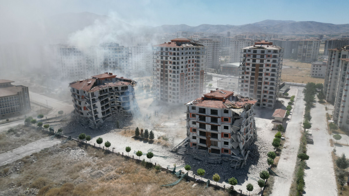 Malatya’da evlerinin yıkılışını gözyaşları içerisinde izlediler