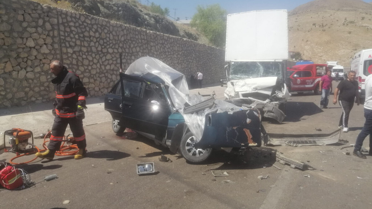 Malatya’da kamyonet ile otomobil çarpıştı