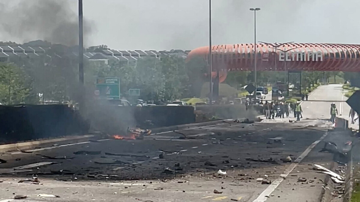 Malezya’da özel yolcu uçağı düştü