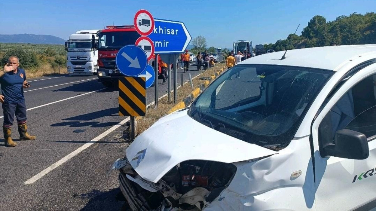 Manisa’da trafik kazası: 3’ü yabancı uyruklu 4 kişi yaralandı