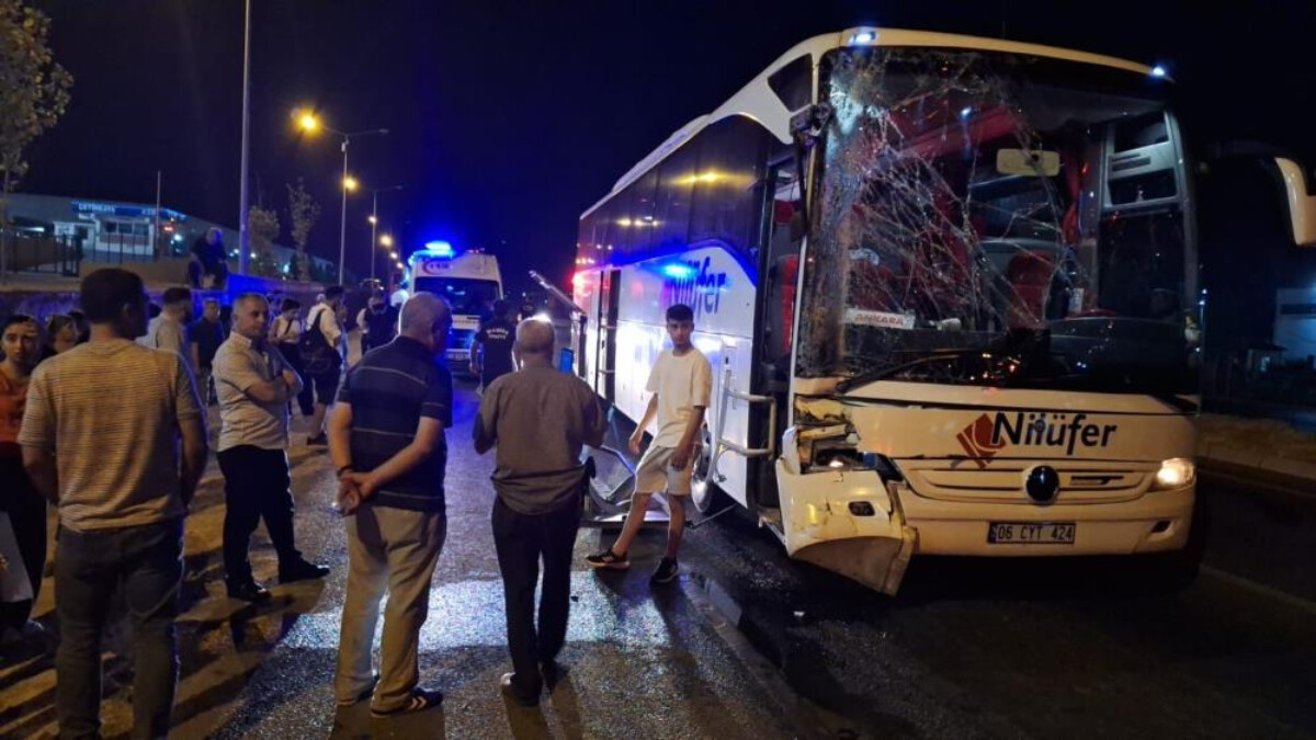 Manisa’da yolcu otobüsü tıra arkadan çarptı: 3 yaralı