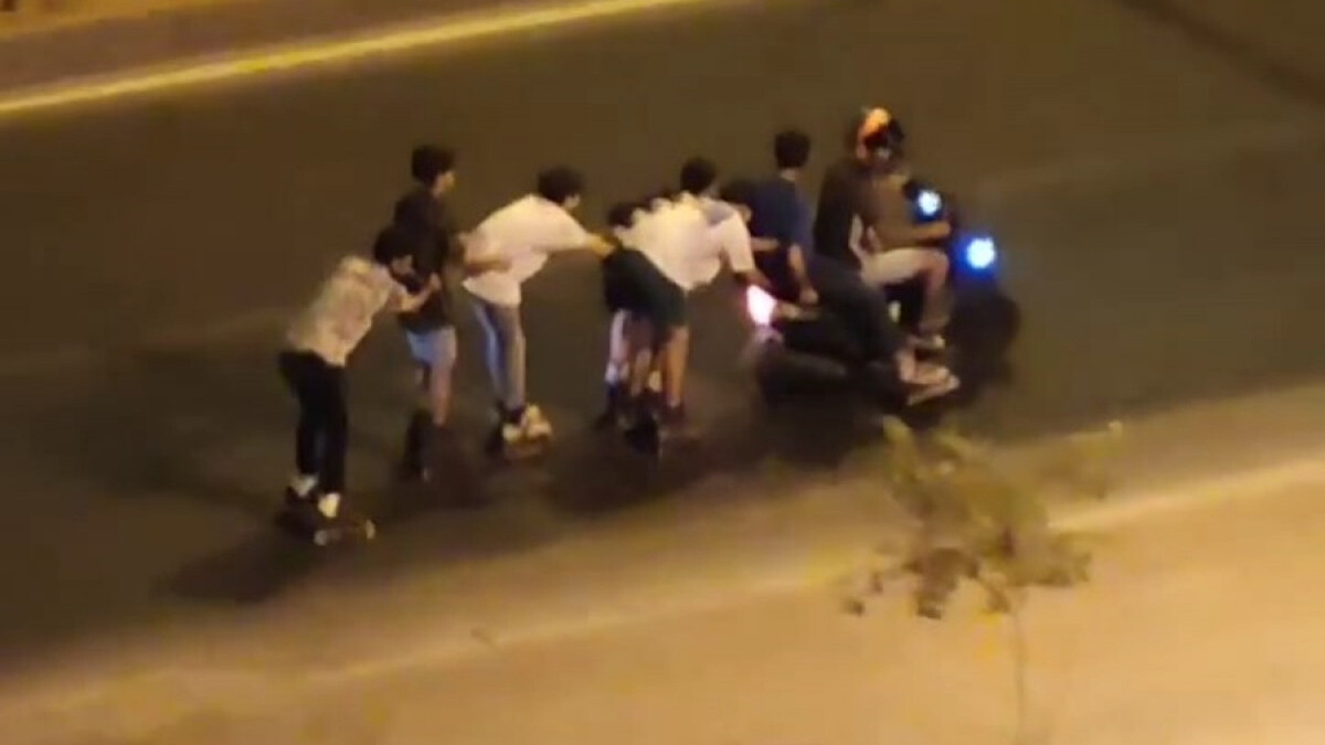 Mardin’de 5 genç patenle motosikletin peşine takıldı