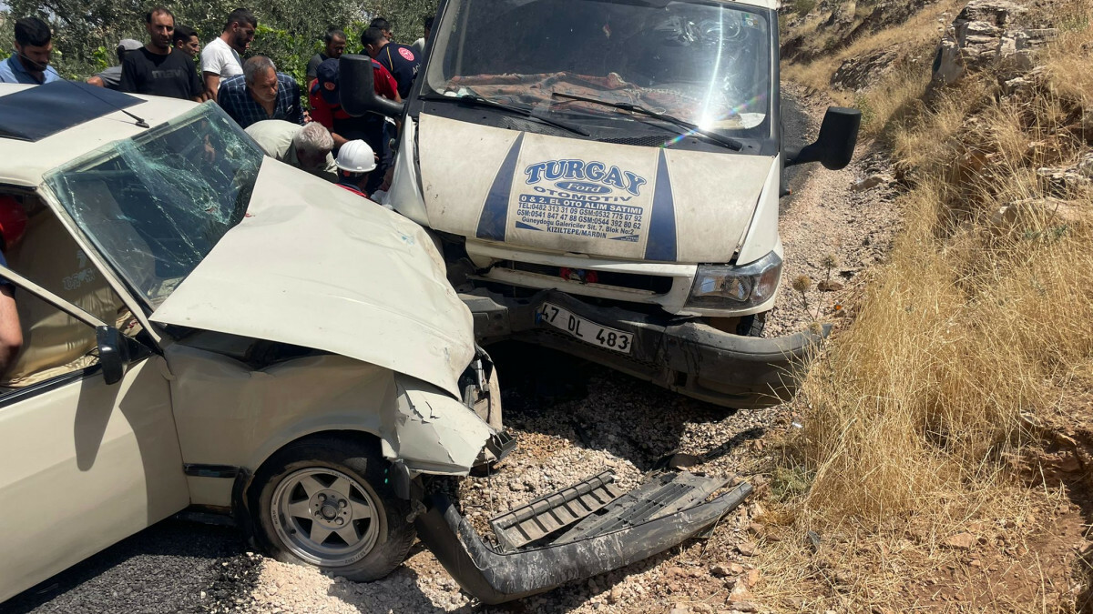Mardin’de kamyonetle otomobil birbirine girdi: 4 yaralı