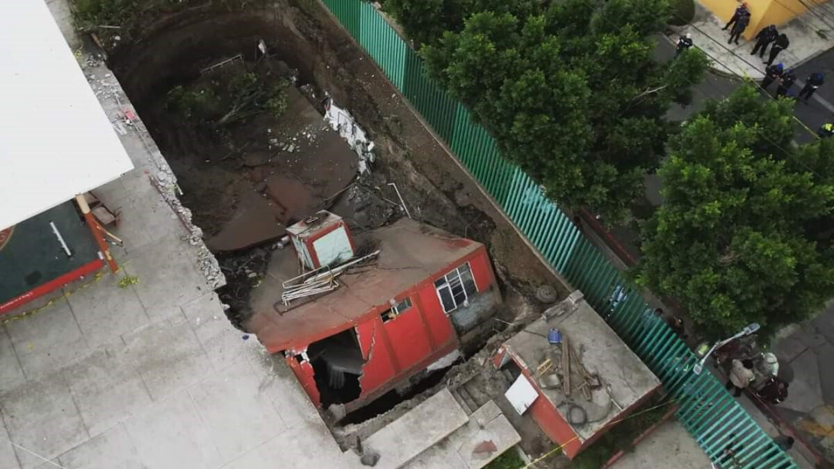 Meksika’da yolda oluşan dev çukur binayı içine aldı